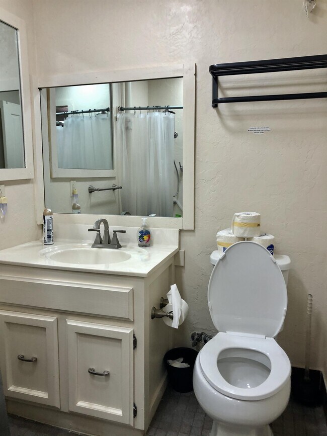 Building Photo - 239 W Roger Rd