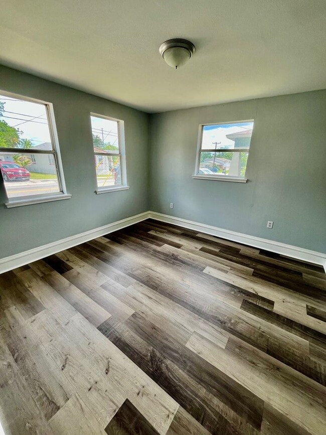 Building Photo - TOTALLY REMODELED Spacious 3BR/1BA Lakelan...