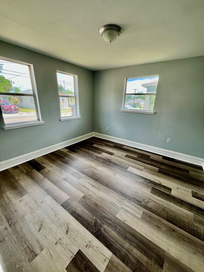 Foto del edificio - TOTALLY REMODELED Spacious 3BR/1BA Lakelan...