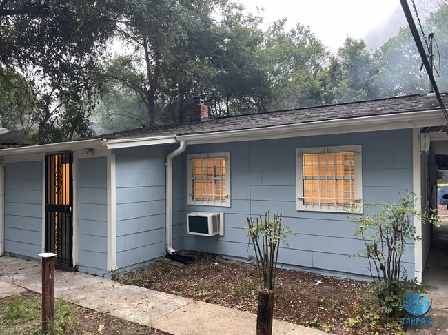 Building Photo - 2 Bed 1 Bath Home for Rent in Jacksonville...