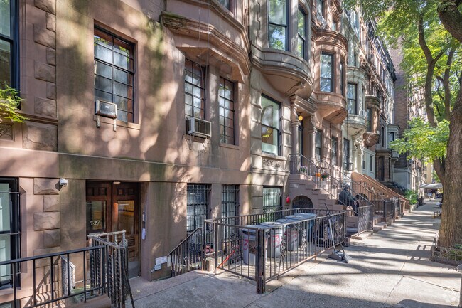 Entrada - 53 W 90TH St