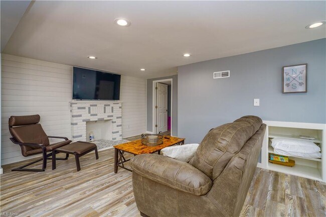 Building Photo - 5571 Chagrin Dr