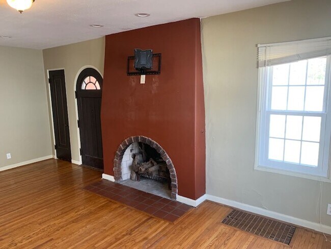 Building Photo - Great Location! Great House! Enjoy baseball games and the park attractions