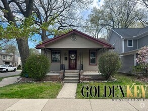 Building Photo - 524 E Farnum Ave