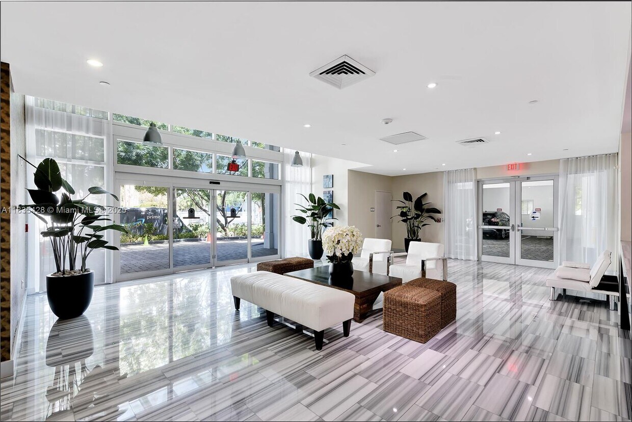 Foto principal - 3030 NE 188th St