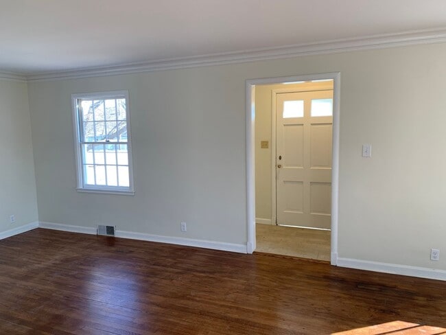 Building Photo - Newly Renovated 3 Bedroom Home