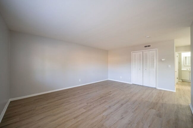 Building Photo - 651 Riverview Dr