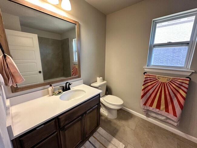 Foto del edificio - Cute 3 bed 2 bath + office in NW OKC