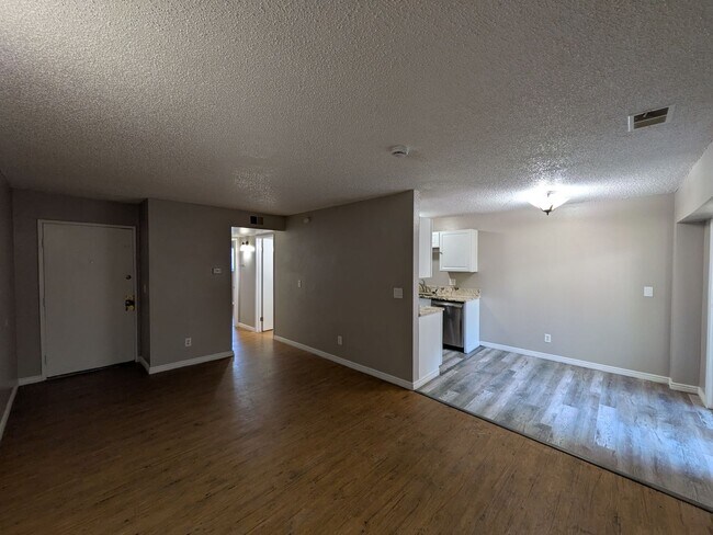 Building Photo - 1 bedroom Garden Level Condo Walking Dista...