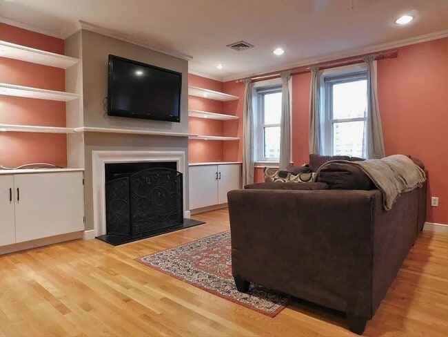 Building Photo - 110 Riverway