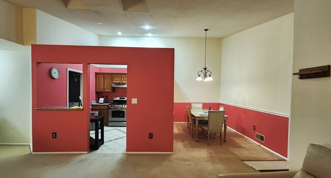 Building Photo - 2102 Doolittle Dr