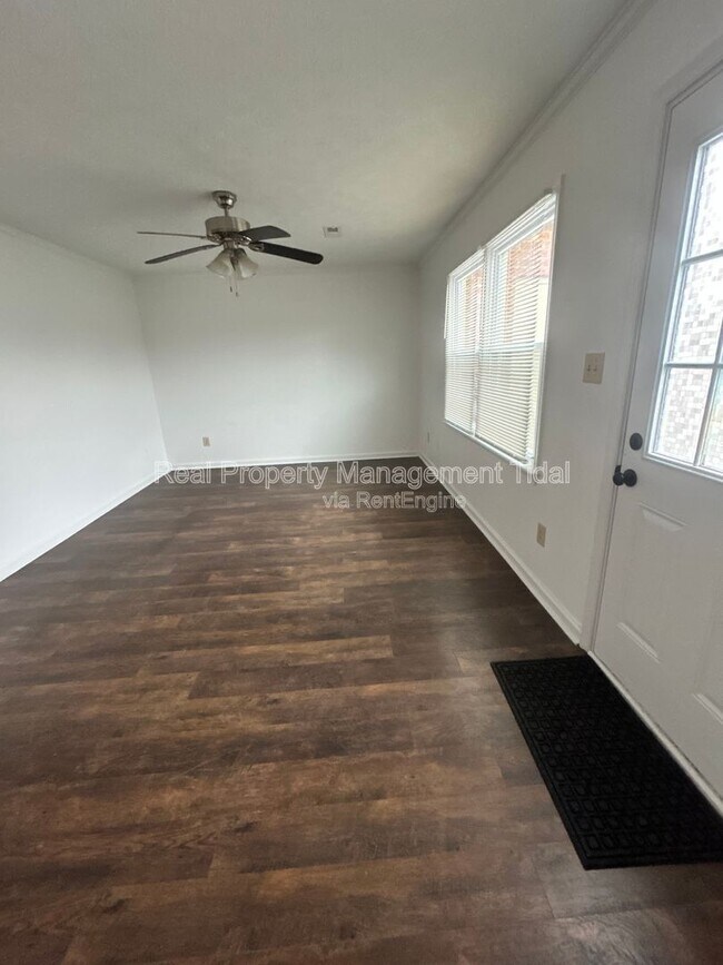 Foto del edificio - 128 Loch Cir