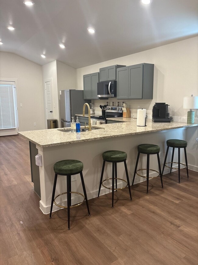 Building Photo - 2139 Langford Ave