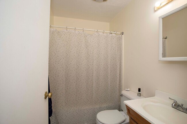 Foto del edificio - Huge 4 bed 2 bath townhouse near Northeastern with a move in special!