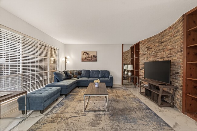 Building Photo - 2201 Fountain View Dr