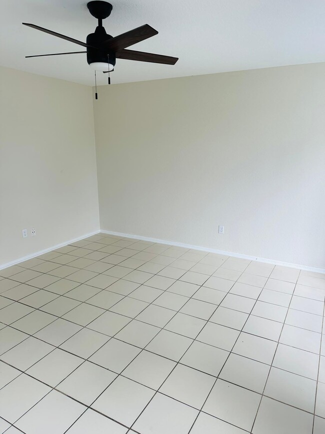 Building Photo - 372 SW Belmont Cir