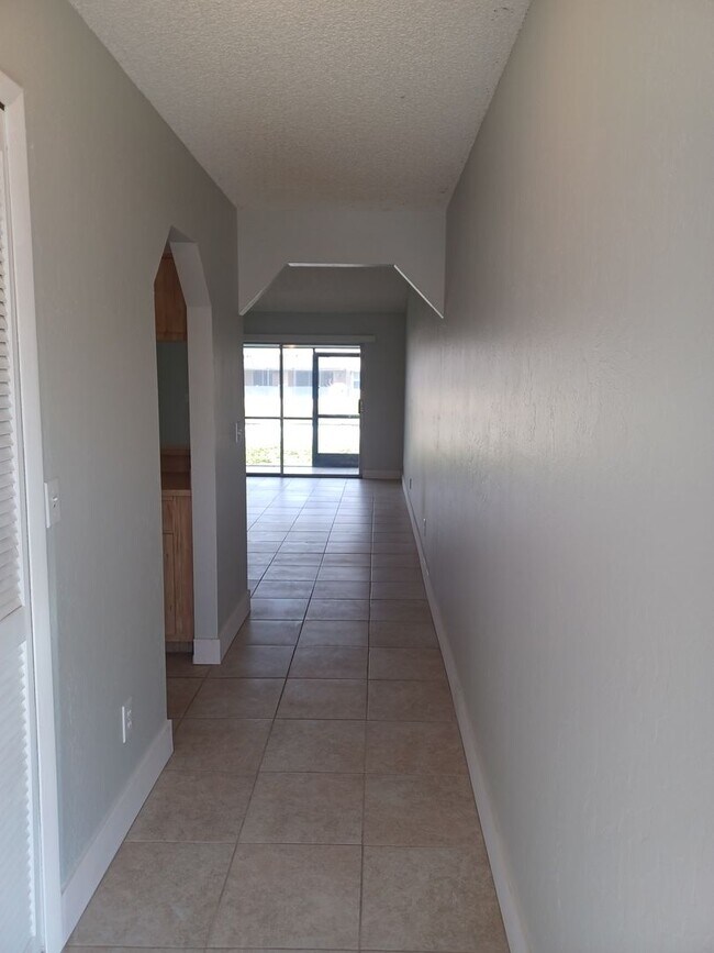 Foto del edificio - Community Pool / All Tiled Unit with a screened in lanai / Water Included & 1 mnth FREE