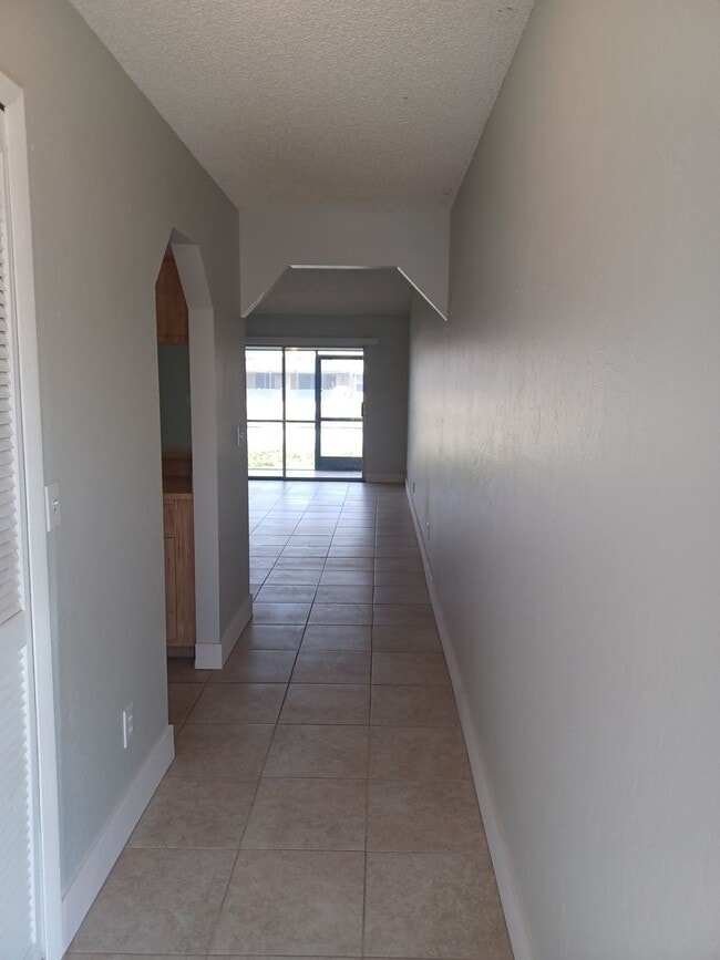 Building Photo - Community Pool / All Tiled Unit with a screened in lanai / Water Included & 1 mnth FREE