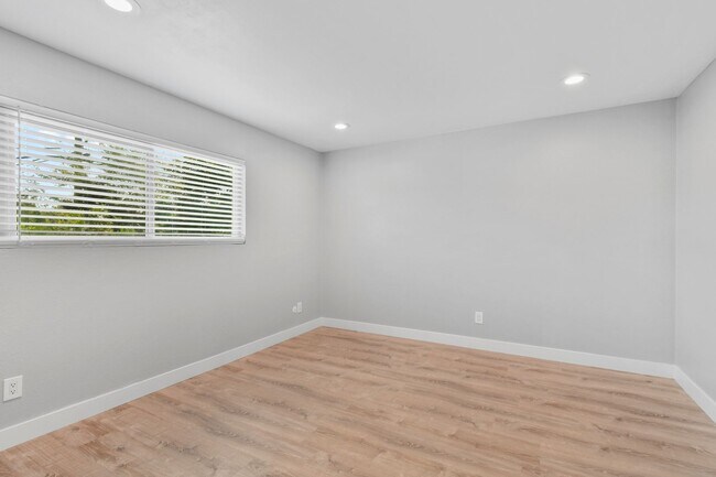 Building Photo - Pet Friendly & Remodeled 1BR Condo Near SDSU with Pool and Large Balcony