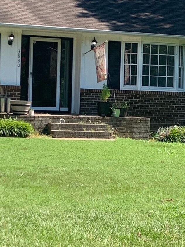 Foto principal - NE RALEIGH 3 BEDROOM BRICK RANCH HOME-