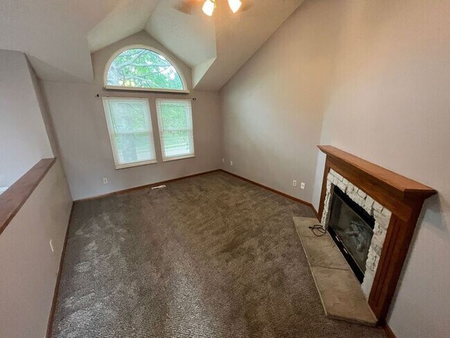 Building Photo - New Price! Gorgeous 3 Bedroom, 2 Bathroom,...