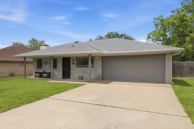 Foto del edificio - 3821 Brighton Dr