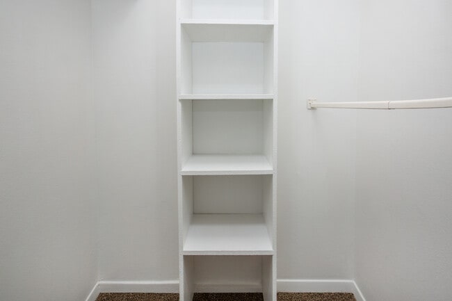 Building Photo - The Villas at Stone Creek