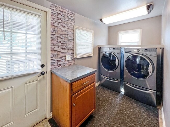Building Photo - Cozy 3BR/1BA - Pet Friendly Up To 2 Pets Under 35#