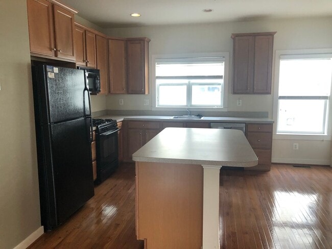 Building Photo - Luxury 4 level Townhome with Garage, Adjac...