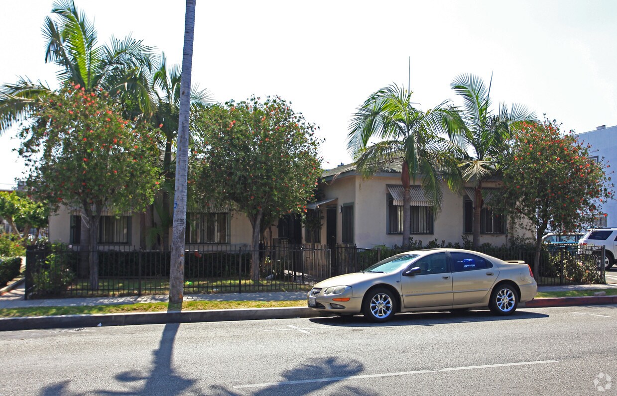 Foto del edificio - 6816 Rugby Ave