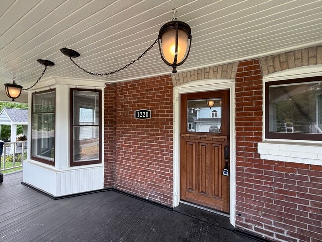Building Photo - Elegant 2 Bed, 1 Bath Home on South Hill!