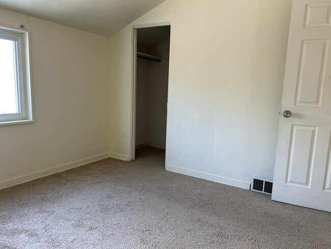 Building Photo - 464 Elias Dr