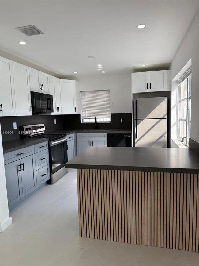 Building Photo - 1054-1058-1058 SW 2nd St