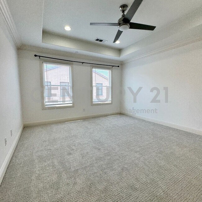 Building Photo - Gorgeous 3-Story 3/2.5/2 Condo in Unbeatable Highland Park Location Ready for Move-In!