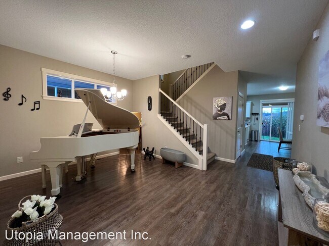 Building Photo - 4 br, 2.5 bath House - 2205 SE Cochran Drive