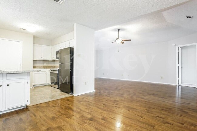 Building Photo - 2320 Sundrop Ct