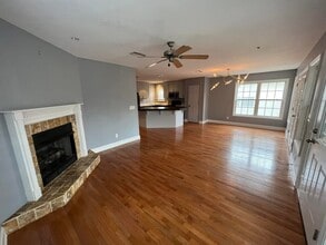 Building Photo - 408 Maple St