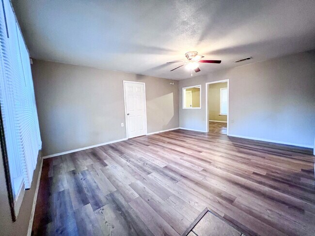 Foto del edificio - Spacious 3/1 With Back Patio!