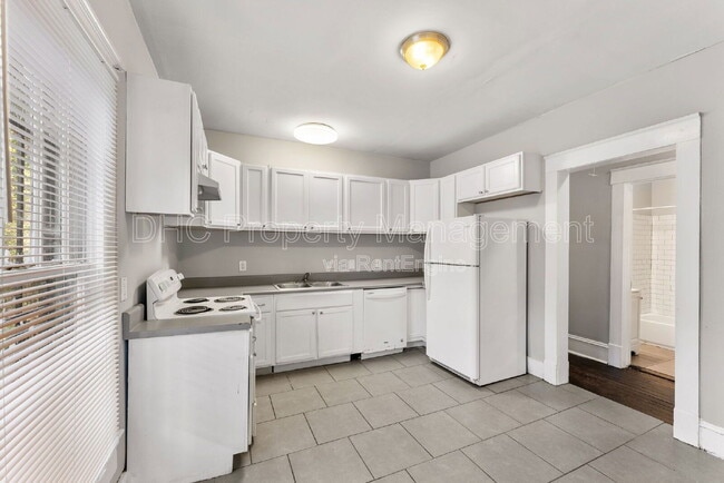 Photo - 896 Spencer St NW House