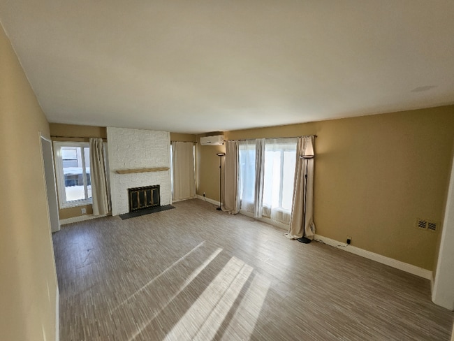 Building Photo - 354 N Toland Ave