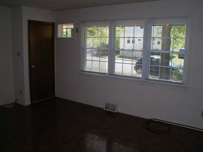 Building Photo - 29 Knapp Ave