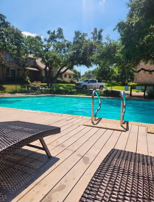 Foto del edificio - 7401 Sordello Dr