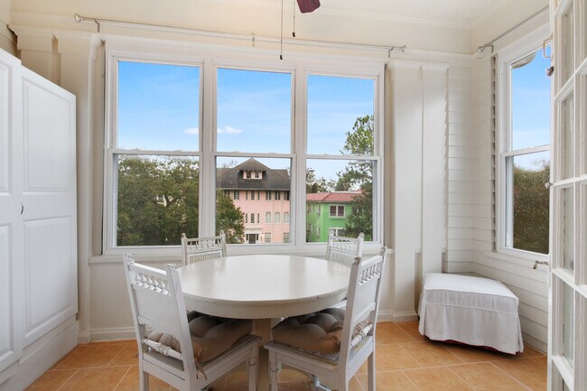Building Photo - 4 Fontainebleau Dr