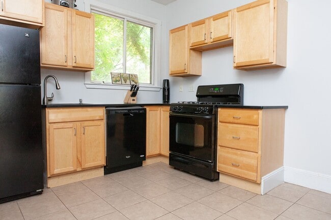 Building Photo - Massive 6 Bed / 2.5 Bath on Comm Ave | Parking Included | W/D In-Unit | 9/1