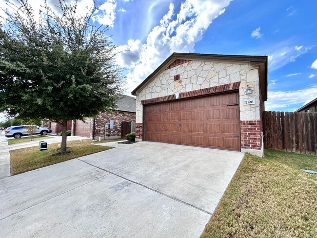 Building Photo - Spacious 3 Bedroom 2.5 Bathroom Home with ...