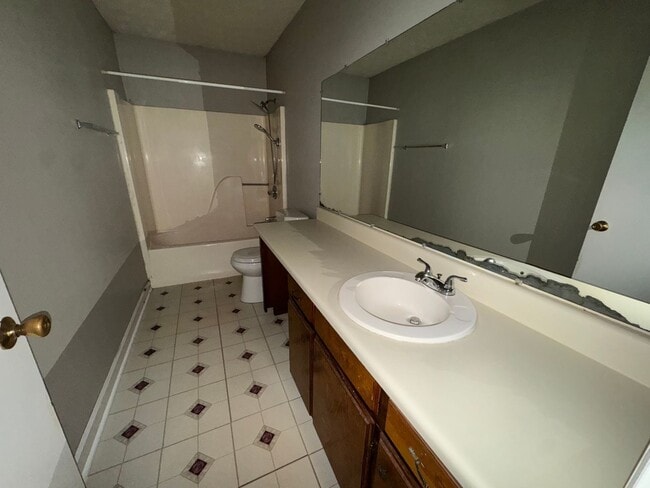 Building Photo - 2 Bedroom, 1 Bathroom - Home in Garden Lakes!