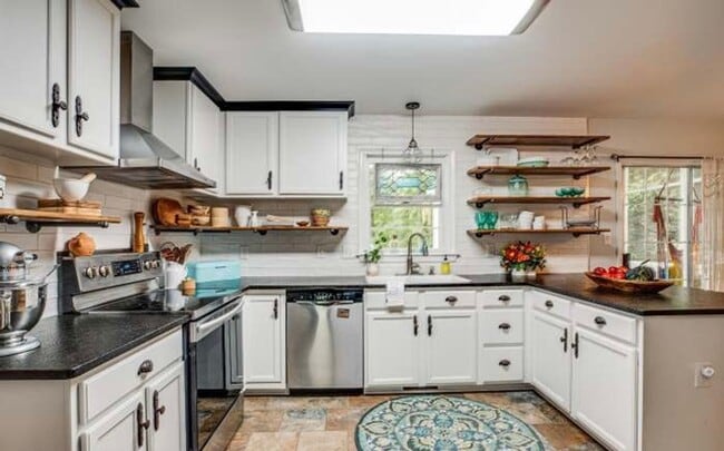 Foto del edificio - Spacious 4BR Fredericksburg Home with Garage, Fenced Yard & EV Charger