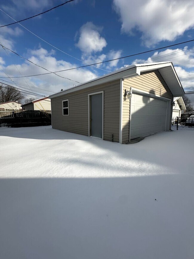 Building Photo - Move-In Ready 3 Bedroom, 1 Bathroom Home in Westland!