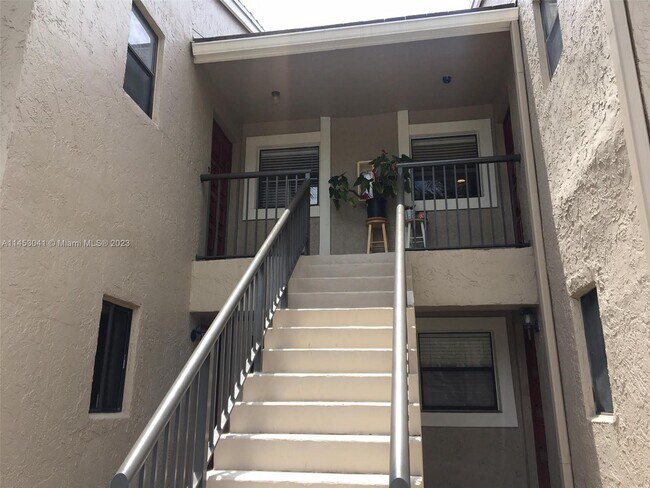 Foto del edificio - 9665 Riverside Dr
