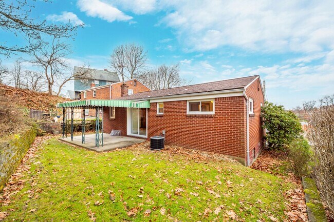 Building Photo - AVAILABLE JUNE 1ST! Don't miss this UPDATED and stunning 2-bedroom the heart of the South Hills!